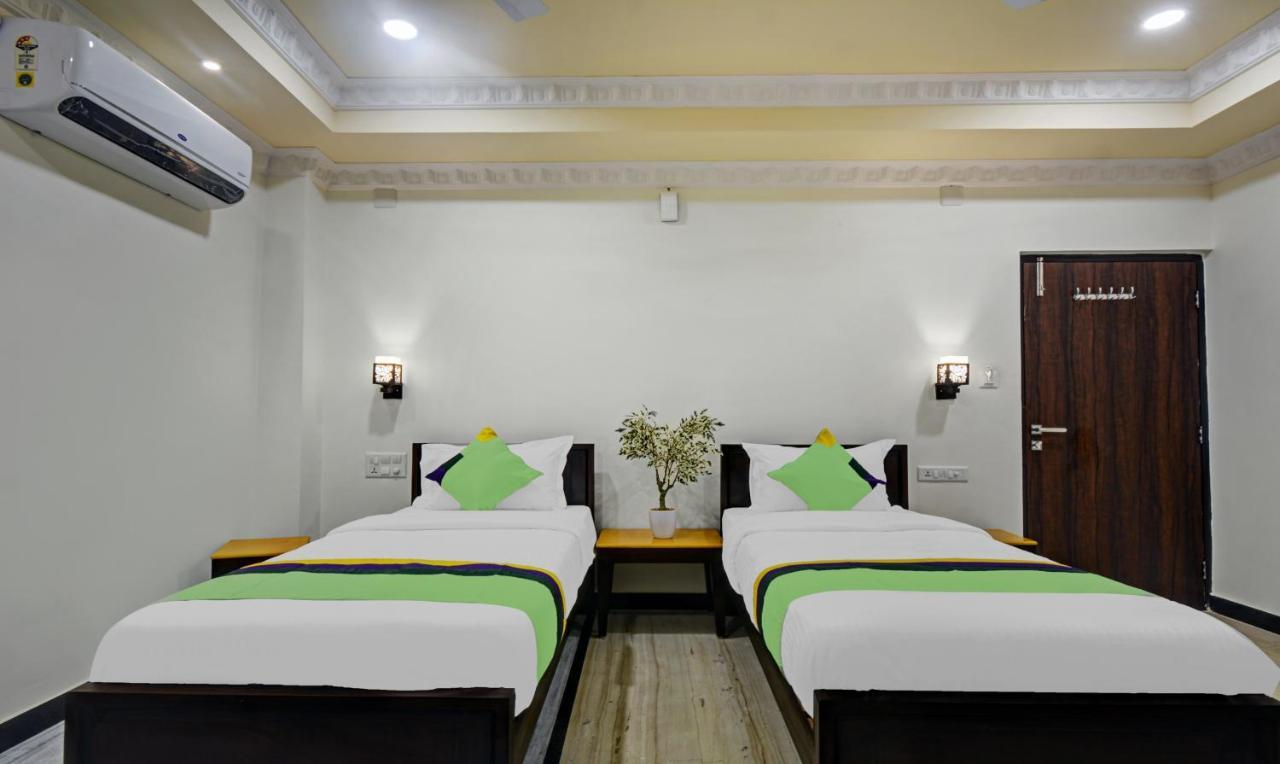 Treebo Jheel Mahal Hotel Udaipur Bagian luar foto