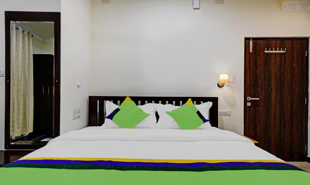 Treebo Jheel Mahal Hotel Udaipur Bagian luar foto